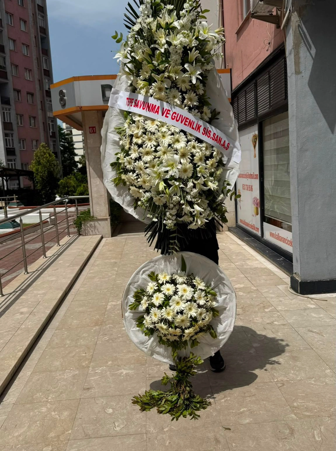 Beyaz Gerbera Ve Krizantem Çiçeklerinden Tasarlanmış Tek Ayaklı Merasim Çelengi