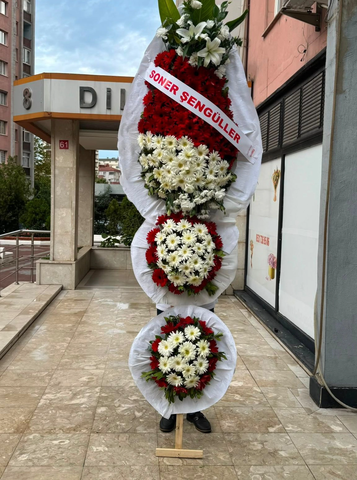 Çift Katlı Beyaz Gerbera Ve Lilyum Tasarımlı Tören Çelengi