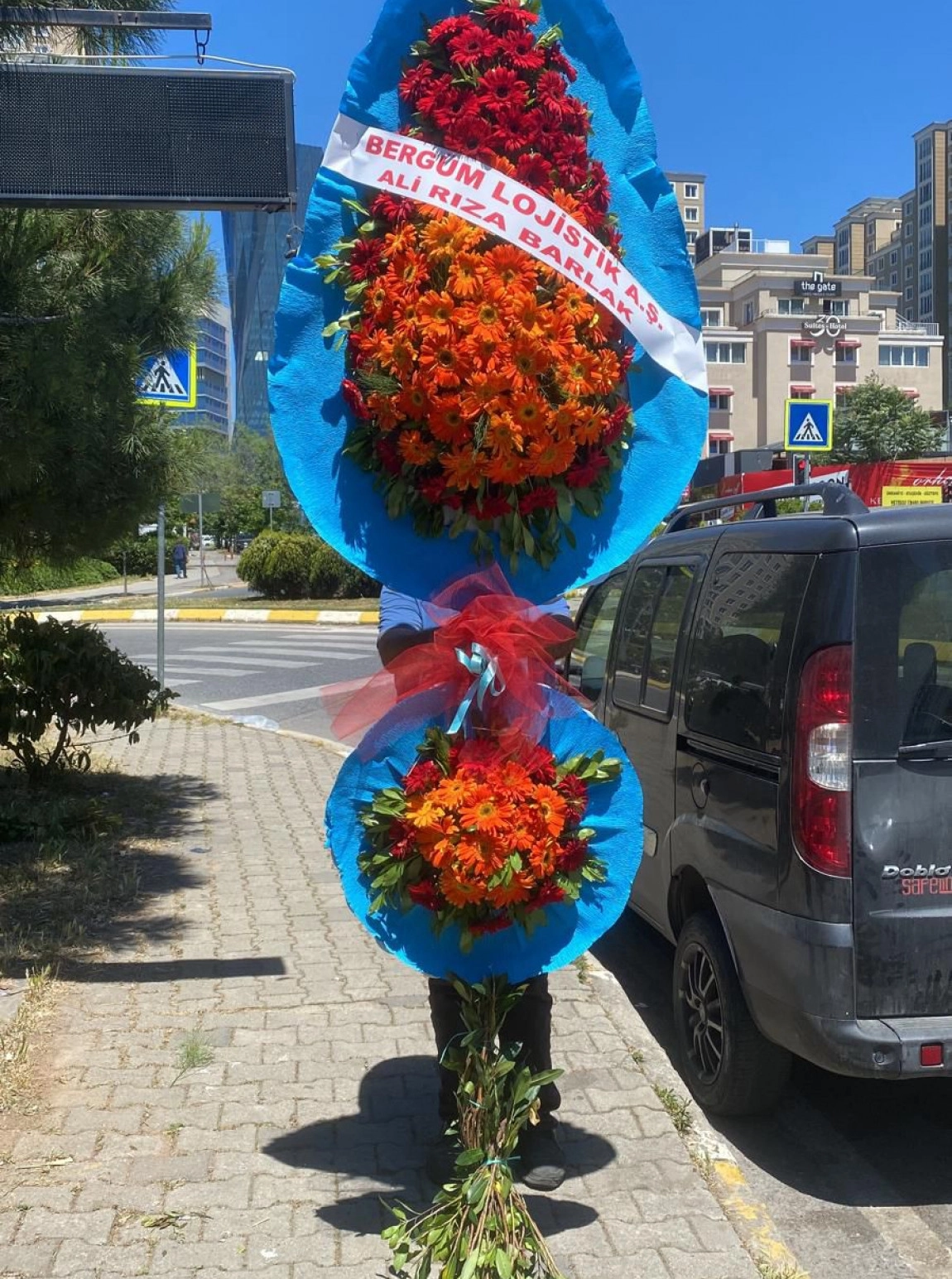 Kırmızı Gerbera Çiçeklerinden Tasarlanmış Beyaz Tüllü Düğün Ve Açılış Çelengi
