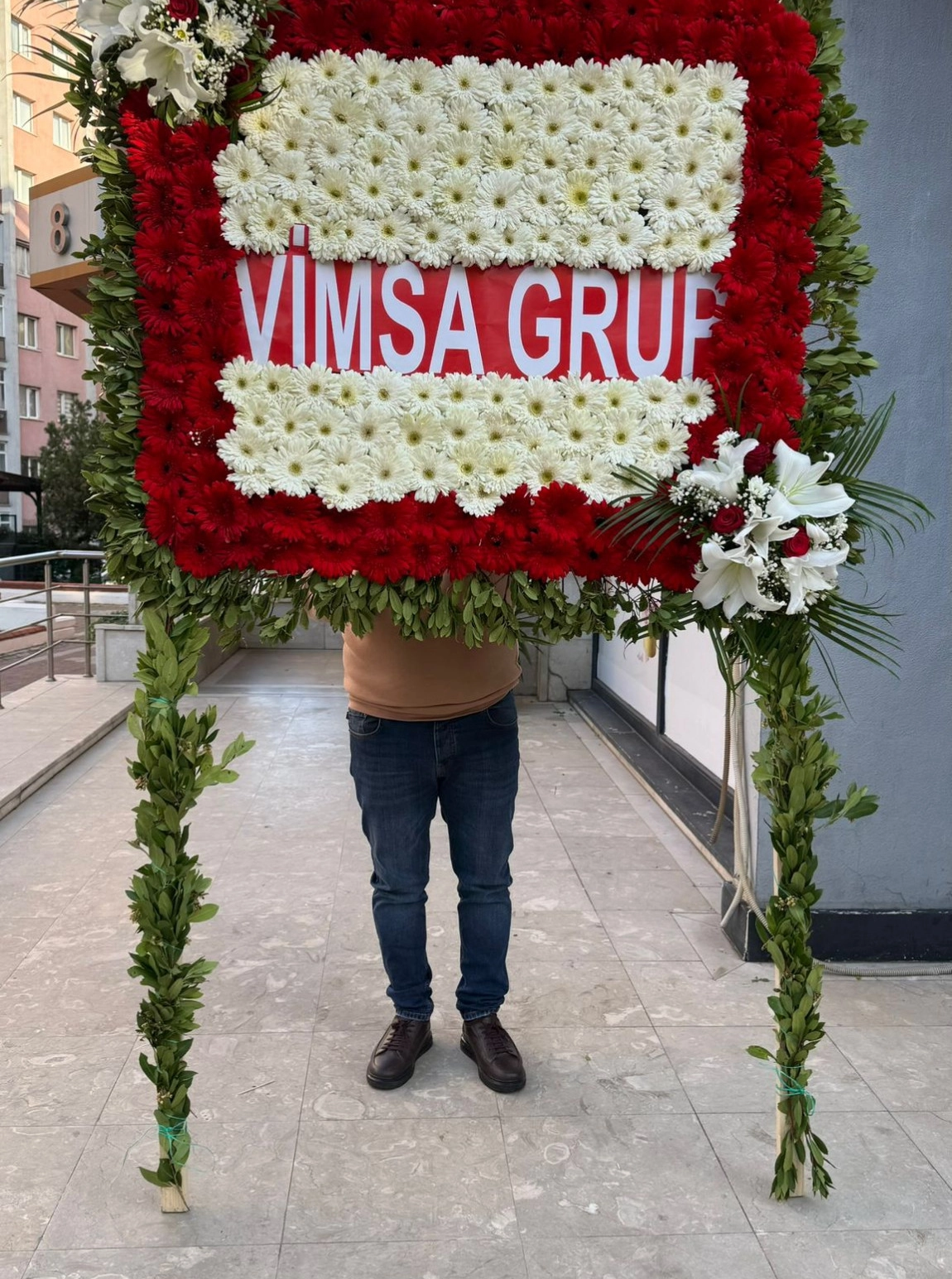 Kırmızı Ve Beyaz Gerbera Çiçekli Çift Ayaklı Tören Çelengi