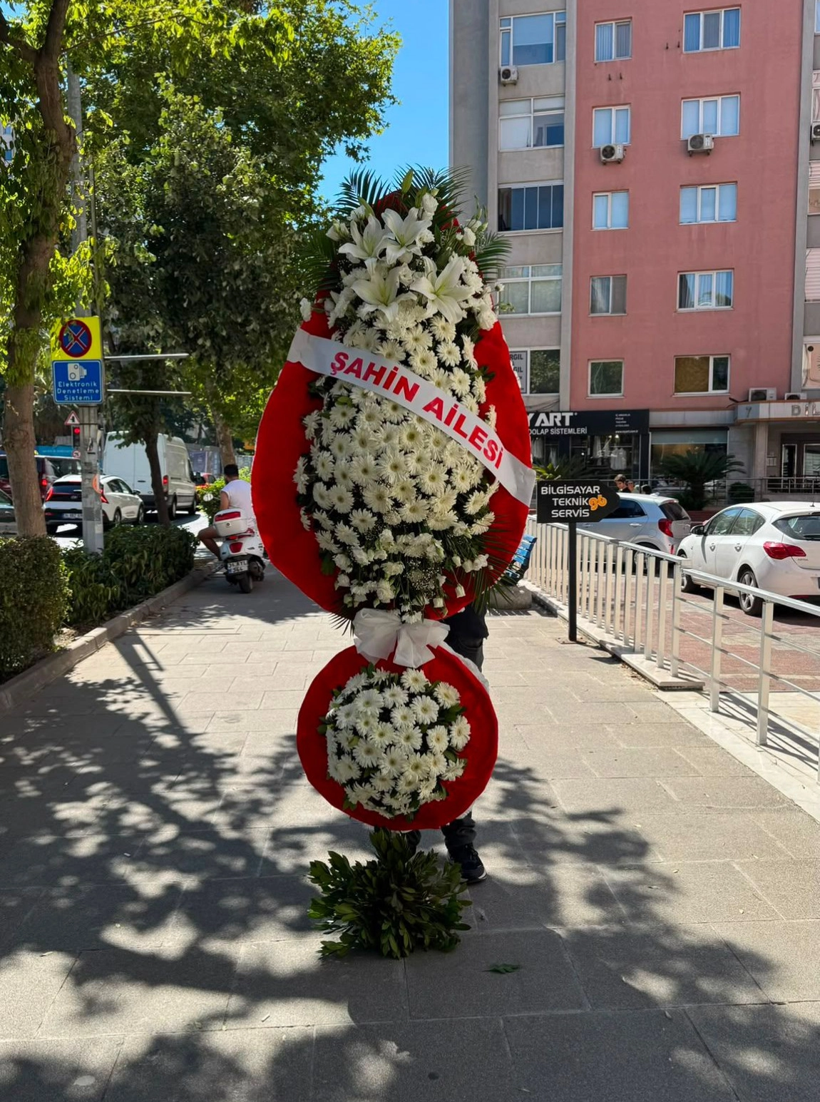 Kırmızı Ve Beyaz Gerbera Çiçekli Tek Ayaklı Merasim Çelengi