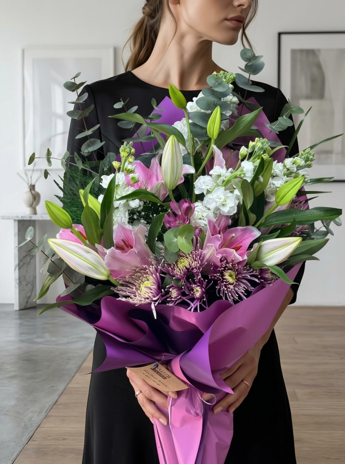 Lüks Mor Ambalajda Pembe Lilyum Ve Krizantem Buketi