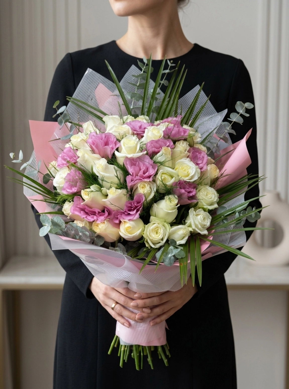 Lüks Pembe Lisianthus Ve Beyaz Gül Buketi