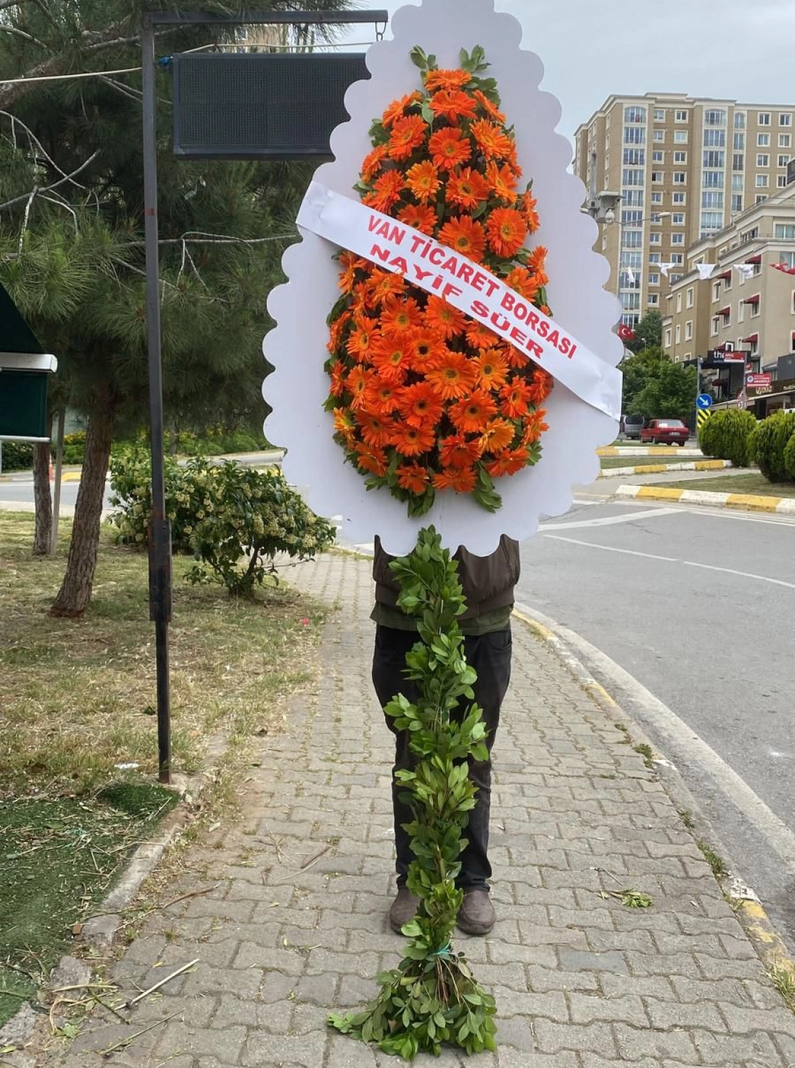 Mavi Tül Süslemeli Çift Katlı Turuncu Ve Kırmızı Gerbera Açılış Çelengi