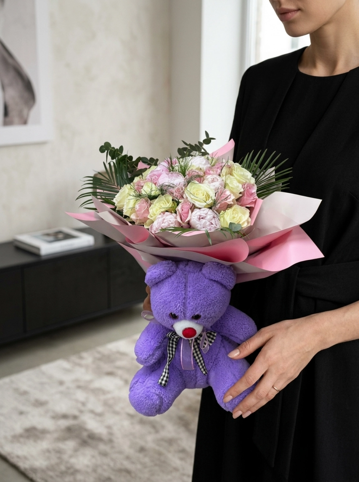 Mor Ve Pembe Tonlu Karışık Gül Buketi Ve Sevimli Peluş Ayıcık Aranjmanı