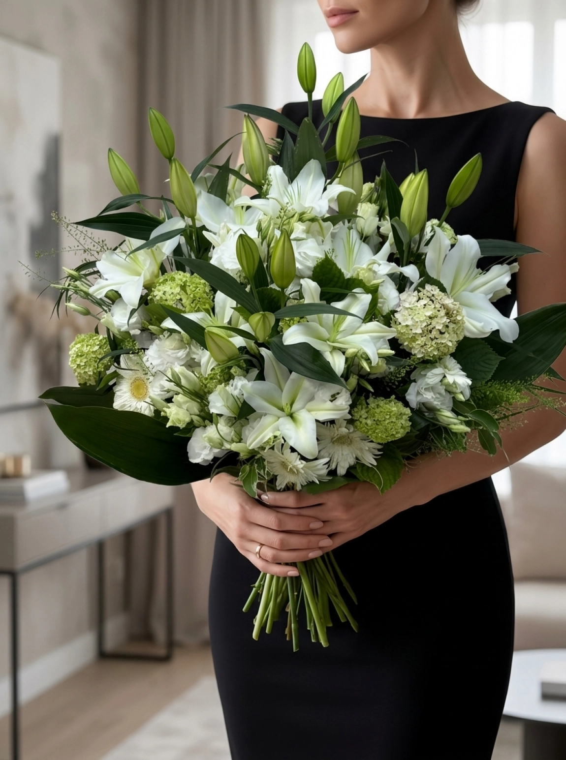 Silindir Cam Vazoda Beyaz Kazablanka Lilium Ve Yeşillik Aranjmanı