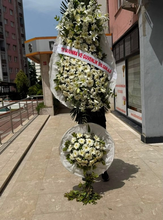 Beyaz Gerbera Ve Krizantem Çiçeklerinden Tasarlanmış Tek Ayaklı Merasim Çelengi