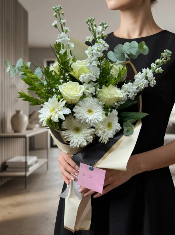 Beyaz Gül Ve Gerbera Tasarımlı Şık Buket