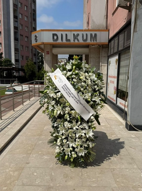 Beyaz Lilyum Ve Gerbera Çiçeklerinden Tasarlanmış Büyük Boy Çelenk