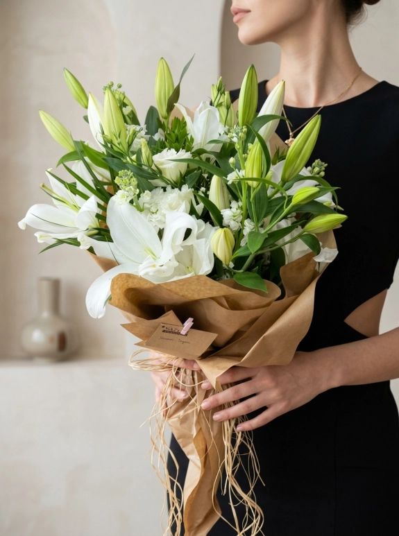 Kraft Kağıt Sarımlı Beyaz Kazablanka Lilium Ve Mevsim Çiçekleri Buketi