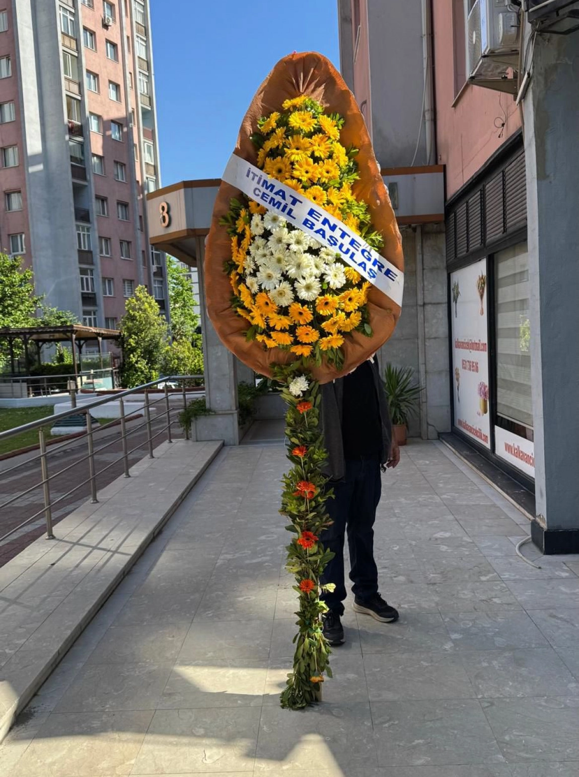 Turuncu Gerbera Çiçeklerinden Hazırlanmış Tek Katlı Tören Çelengi